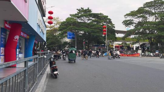 交通繁忙的十字路口行人汽车等红绿灯过马路