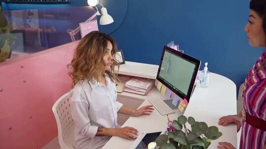 接待员与客户交谈