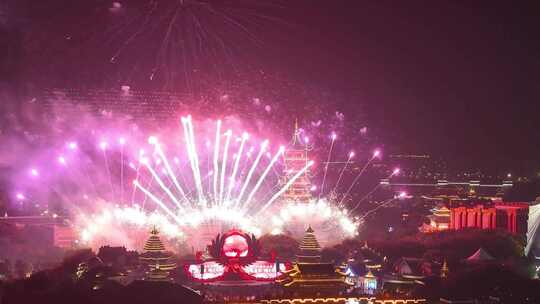 夜空中的烟花礼花爆竹鞭炮景区烟花新年烟花