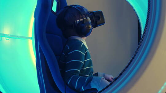 小男孩体验虚拟现实技术