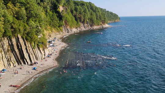 在基塞列夫岩石游泳和海滩日光浴享受夏日的