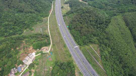 蜿蜒盘旋的高速公路航拍