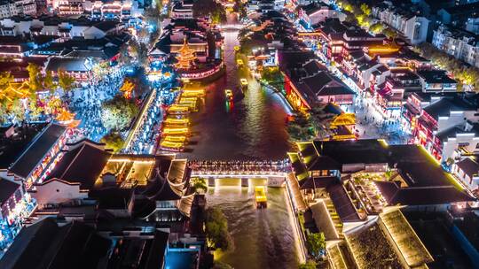 中国江苏南京秦淮河上穿梭游船夜景航拍延时