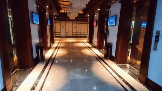 酒店电梯间的联排水晶吊灯视频素材模板下载