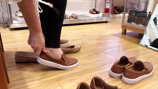 鞋店里的女士正在尝试一双舒适的新鞋、运动