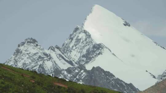 川西高原上的雪山雪宝顶