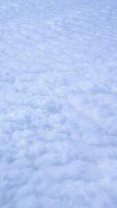 飞机上俯瞰平流层上白色云层