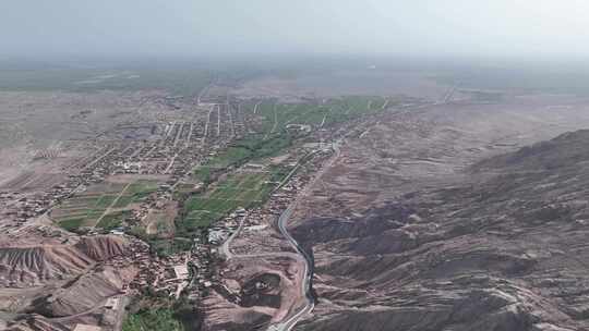 鄯善县吐峪沟大峡谷及公路