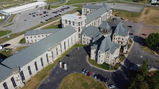 俄亥俄州曼斯菲尔德的曼斯菲尔德感化院。未使用的封闭监狱的无人机镜头视频素材模板下载