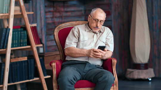 沉思的老爷爷浏览互联网打字留言在线申请使用智能手机