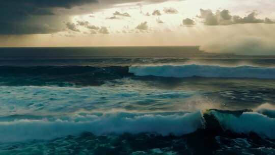 4k海浪翻滚电影感超广角水花飞向空中