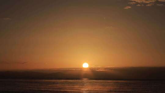 航拍延时青海湖夏季朝阳1000米青海湖日出