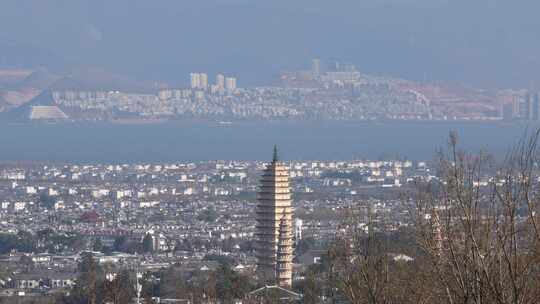 俯瞰城市古塔与湖景