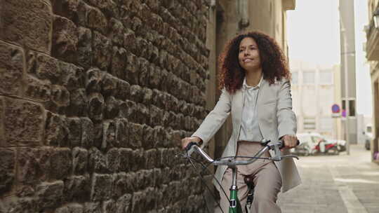 穿着休闲服装骑自行车穿过巴塞罗那哥特式街