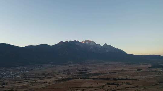 玉龙雪山日落晚霞航拍