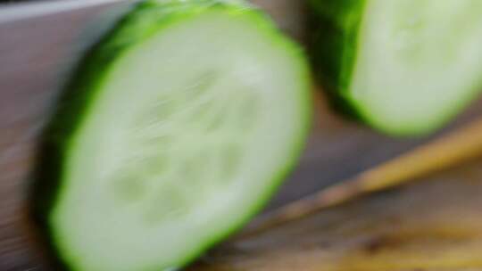 手切新鲜成熟的绿色黄瓜