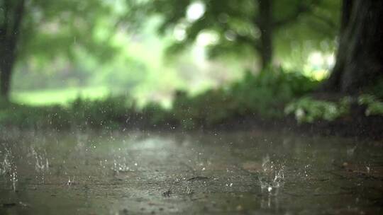 雨滴飞溅的超慢动作视频