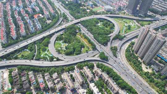 中国长沙市开福区四方坪立交桥上的车流