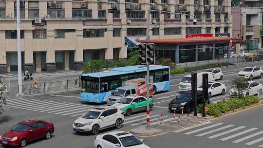 城市道路交通早高峰车流