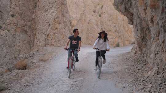 夫妇在大自然中骑自行车