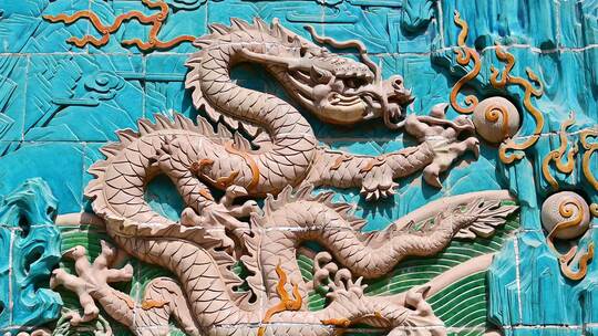 北京北海公园九龙壁雕刻壁画视频素材模板下载
