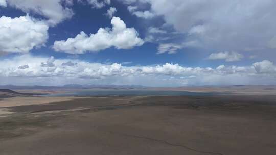 夏季蓝天白云下的青藏高原湿地湖泊景观