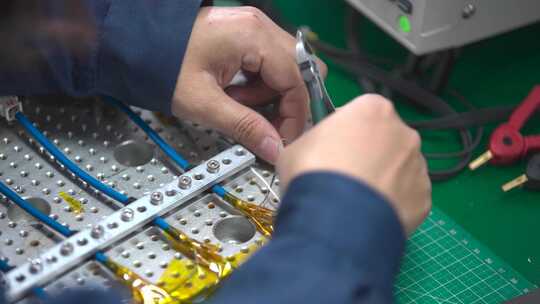 工厂流水线女工操作智能化设备人工电子厂