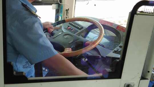 公交车司机掌握方向盘实拍视频素材模板下载