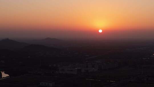 上海夕阳下的山