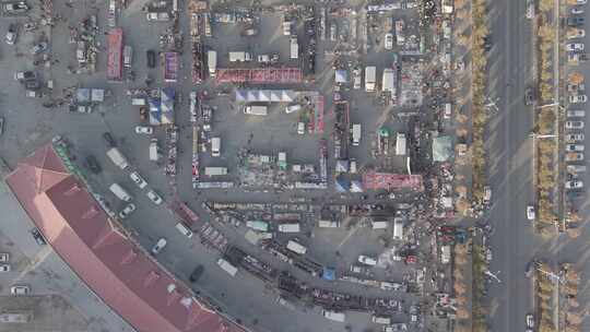 航拍视角下的热闹集市全景