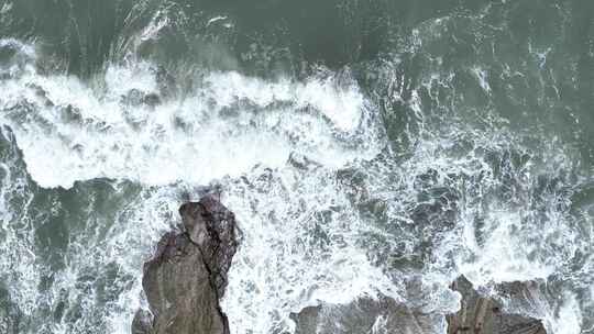 海浪俯拍海水拍打礁石特写浪花岩石潮水波浪