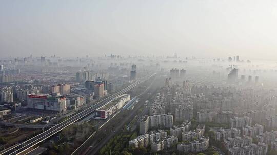 上海闵行梅陇镇清晨大雾大场景航拍4K。