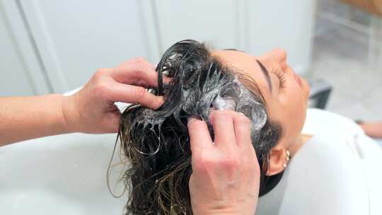 理发师清洗一个放松女人的头发