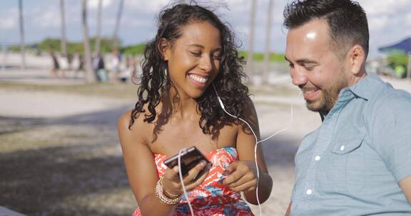 夫妇分享智能手机和耳机