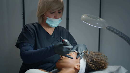女性微刀锋眉毛诊所，专注于色素的美容师化