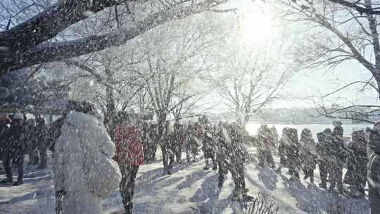 树挂雾凇落花飞舞满天风雪东北户外人物生活