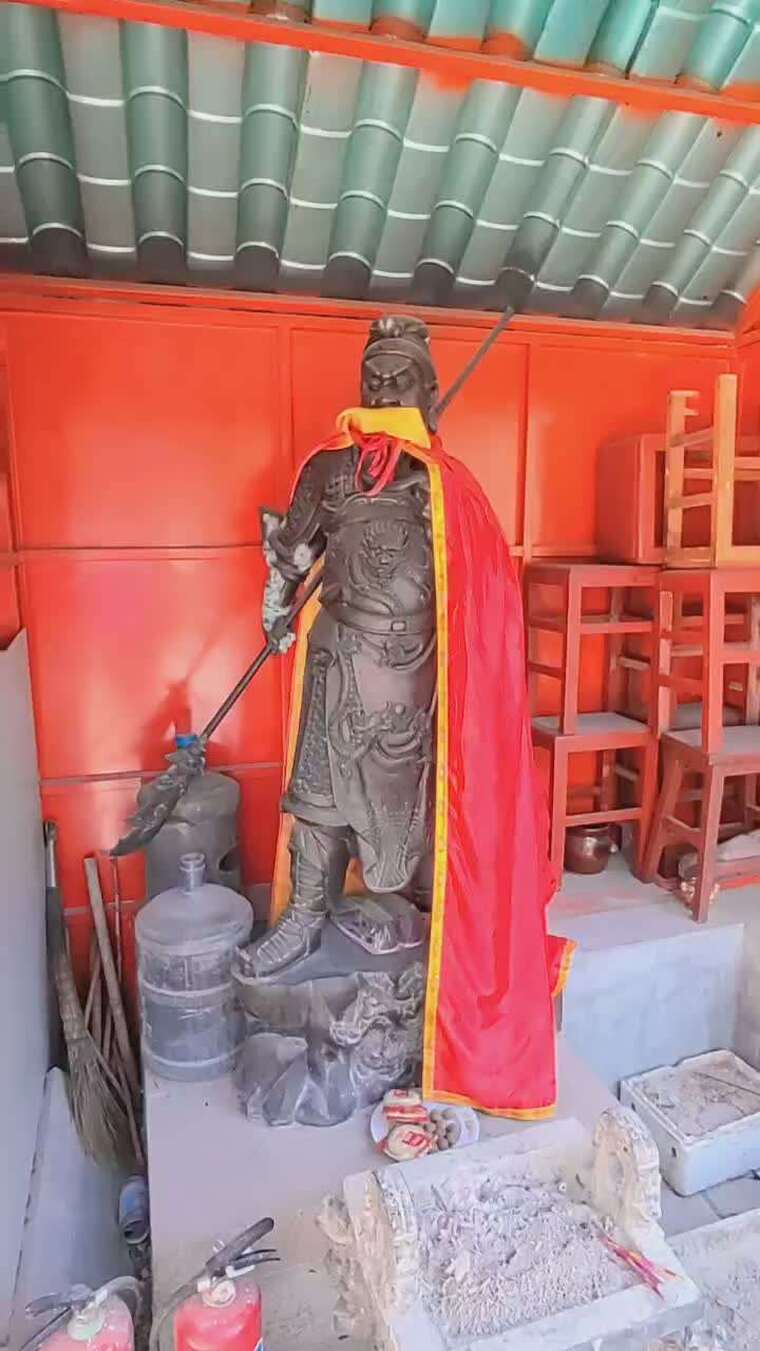 身披红袍的古代武将雕塑