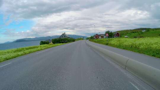 在挪威的路上开车