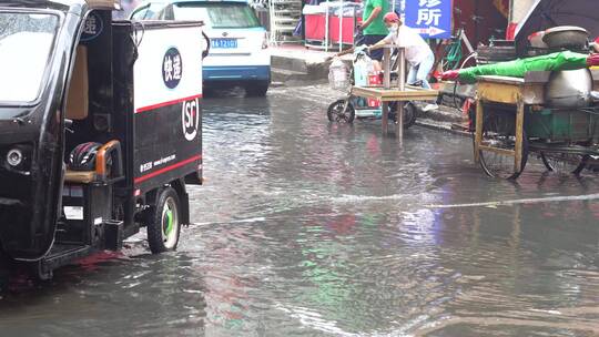 城中村下雨污水脏乱差环境