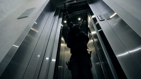 特种士兵持枪从电梯出现-1