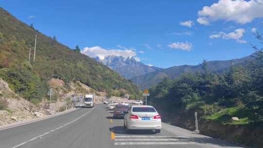 自驾游川藏线318国道折多山雪山公路风光视频素材模板下载