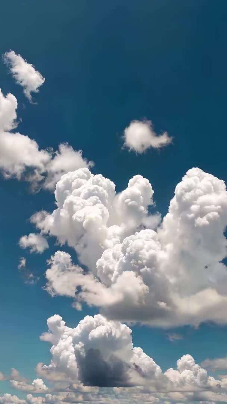 蓝天中的蓬松白云