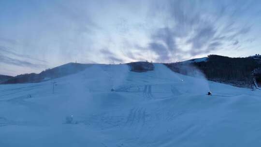 牙克石滑雪场人工造雪场景视频素材模板下载