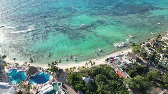 普拉亚德尔卡曼充满活力的海岸线鸟瞰图