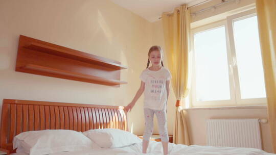 女孩在床上跳跃玩耍