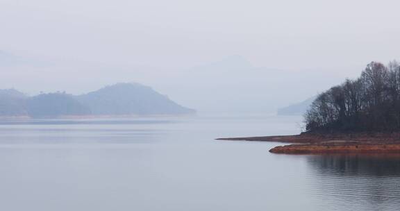 安徽太平湖清晨晨雾渔船空镜