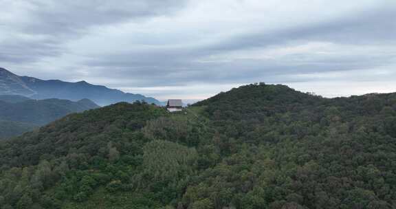 云雾森林山顶的木屋