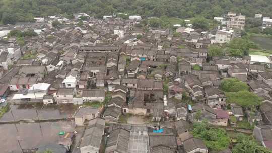 架空无人机推进农村村庄的镜头