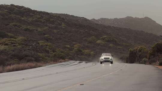 下雨天在路上行驶的越野车