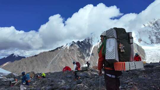 四川年波贡嘎雪山冰川前的登山团队